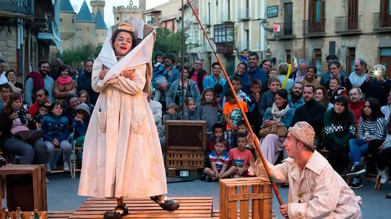 Exhibición teatral en las calles de Olite. CEDIDA
