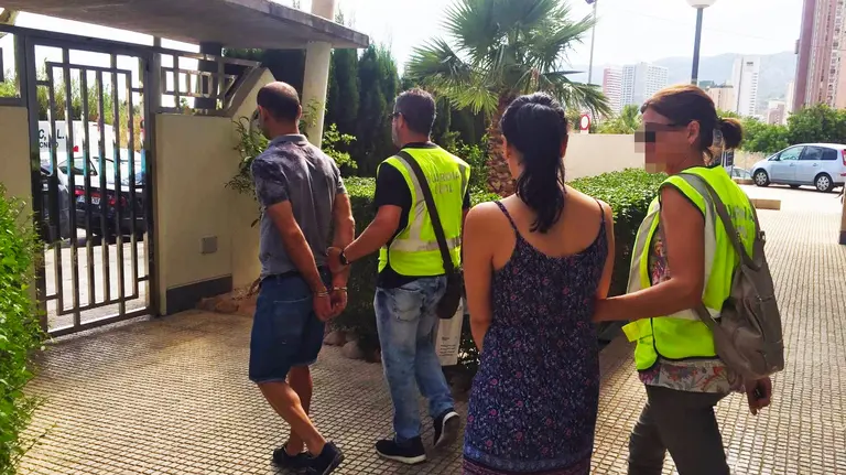 Varios detenidos en un piso de Benidorm por prostituir a una mujer argentina