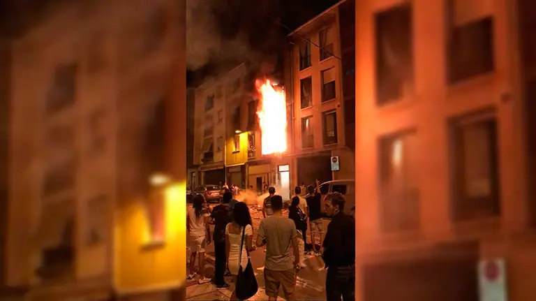 Explosión e incendio en el interior de una vivienda en Puente la Reina. Twitter / @Ale21Ruiz04