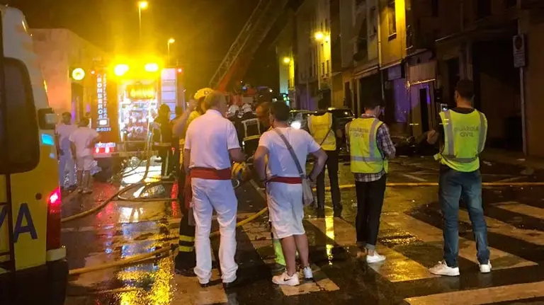 Servicios de emergencias trabajando en el lugar de la explosión ocurrida en Puente la Reina. DYA (6)