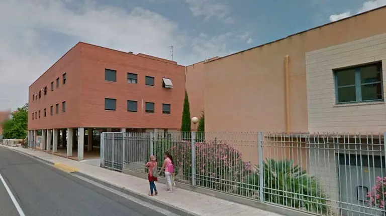 Edificio donde residía el menor con su madre y donde se declaró el incendio. ARCHIVO