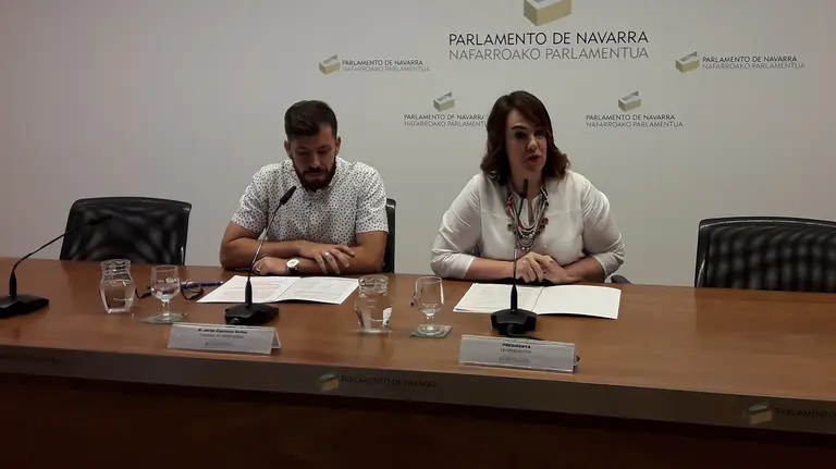 Javier Espinosa Ochoa, consultor homologado y responsable de la elaboración del Diagnóstico de Sostenibilidad y Ainhoa Aznárez, presidenta del parlamento