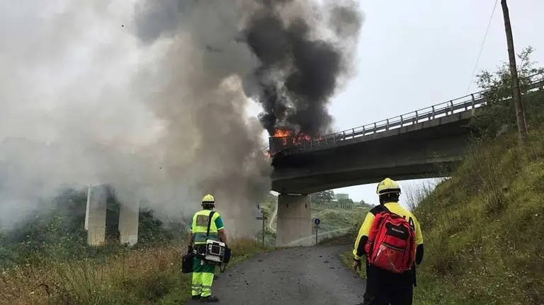 Equipos de emergencias en el lugar del fatídico accidente. EP