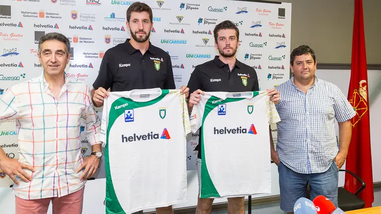 Presentación de los fichajes de Helvetia Anaitasuna Raúl Nantes y Cristian Martínez (07). IÑIGO ALZUGARAY