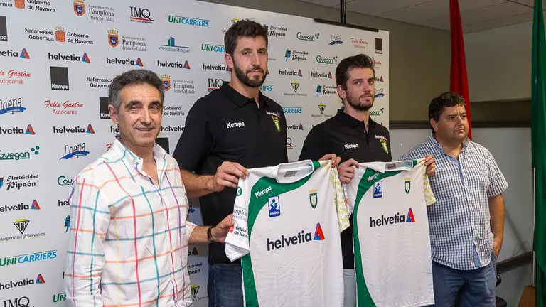 Presentación de los fichajes de Helvetia Anaitasuna Raúl Nantes y Cristian Martínez (10). IÑIGO ALZUGARAY