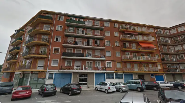 El número 10 de Monasterio Viejo de San Pedro, donde en el cuarto piso se ha producido un incendio este martes