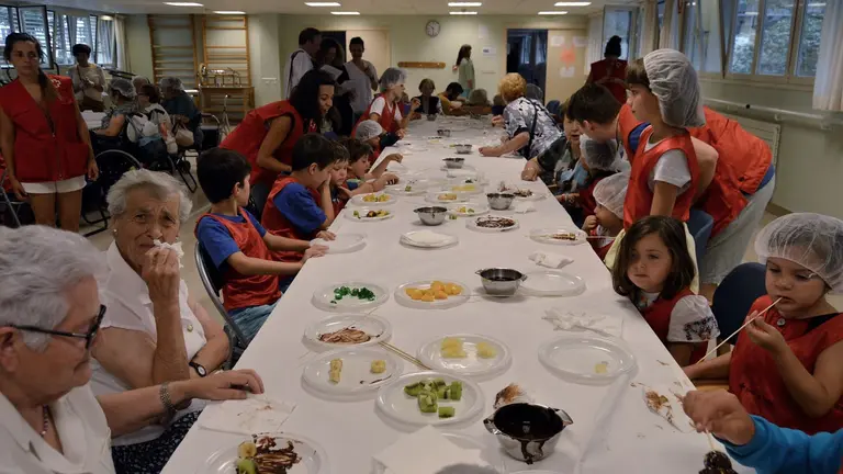 Los ancianos conviven con los más pequeños en las jornadas organizadas por la Cruz Roja