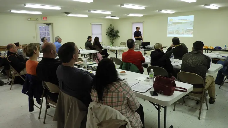 Un profesor da clases a varios alumnos