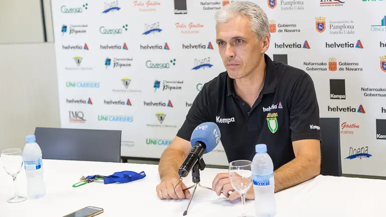 Rueda de prensa del técnico de Helvetia Anaitasuna, Juanto Apezetxea, antes del primer entrenamiento de la temporada (01). IÑIGO ALZUGARAY
