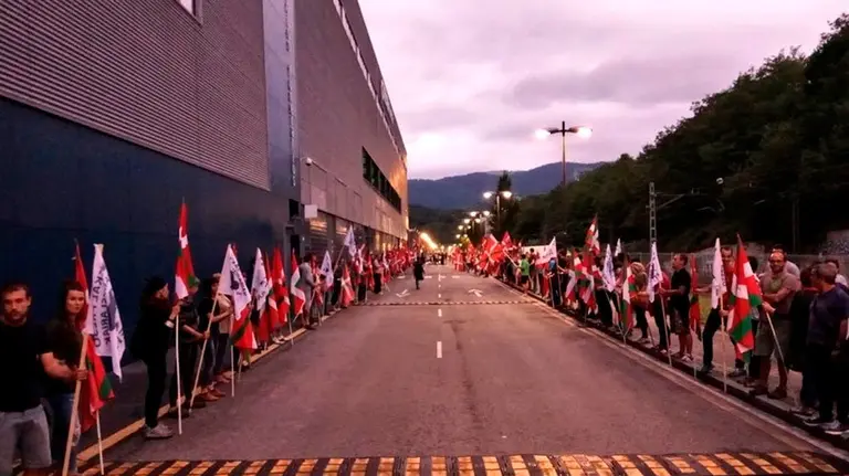 Miembros de la izquierda abertzale se concentran en el tanatorio para recibir los restos mortales del etarra Kepa del Hoyo.