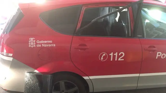 Aspecto del coche dañado de la Policía Foral