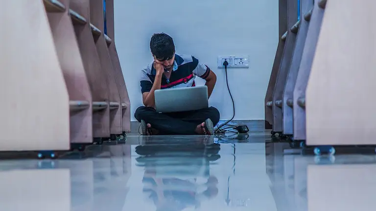 Un joven consulta un ordenador en una biblioteca ARCHIVO