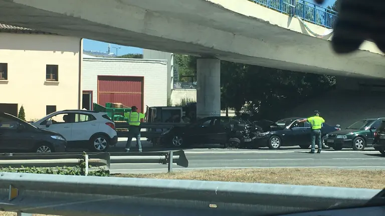 Choque múltiple de vehículos en la Avenida Zaragoza, con cuatro coches y un camión implicados.