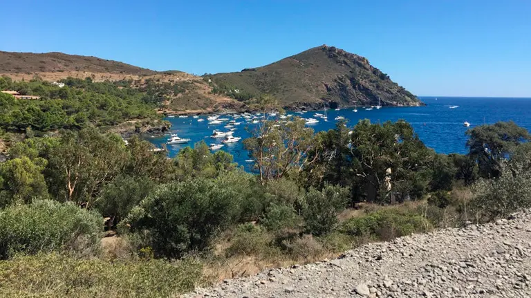 Camino de ronda cuando entre cala Montjoi y Cala Pelosa,
