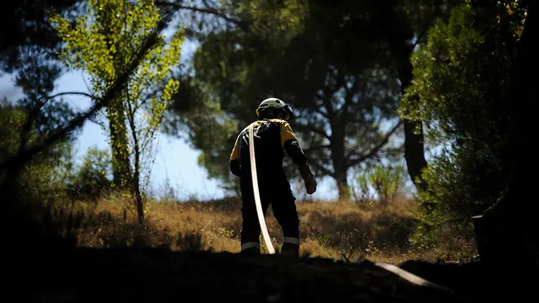 Los bomberos intentan extinguir por completo el incendio de Falces tras haberse reavivado esta mañana. MIGUEL OSÉS_10