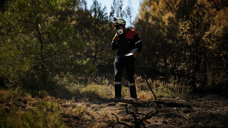 Los bomberos intentan extinguir por completo el incendio de Falces tras haberse reavivado esta mañana. MIGUEL OSÉS_16