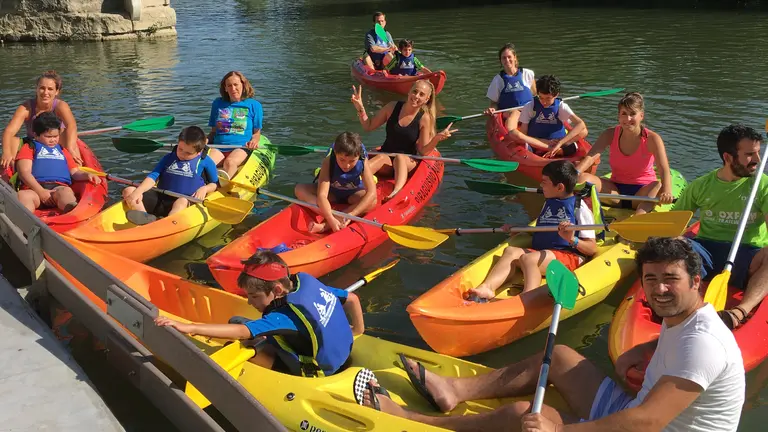 Chicos, voluntarios y profesionales de ANA practicando piragüismo