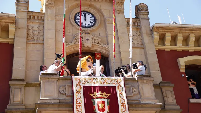 La comparsa de Gigantes de Estella ha prendido el Chupinazo en fiestas de Estella. ÍÑIGO ALZUGARAY (3)