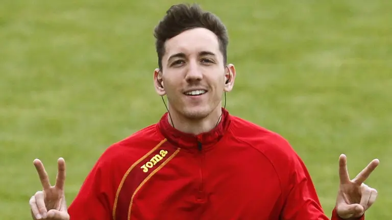 El navarro Sergio Fernández, plusmarquista español de 400 metros vallas, entrena en la pista anexa al estadio olímpico, donde este viernes comienza el campeonato Mundial de Atletismo que se celebra en Londres. EFE/Lavandeira JR