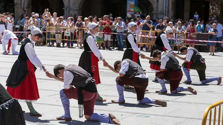 Baile de la Era en la plaza de los Fueros de Estella tras el chupinazo (27). IÑIGO ALZUGARAY