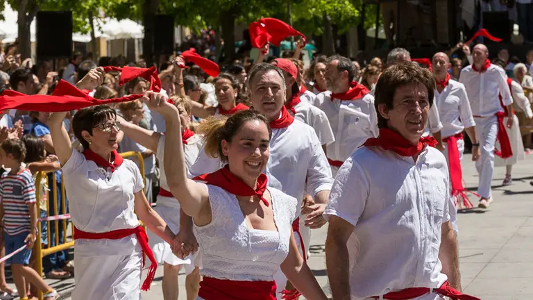 Baile de la Era en la plaza de los Fueros de Estella tras el chupinazo (29). IÑIGO ALZUGARAY