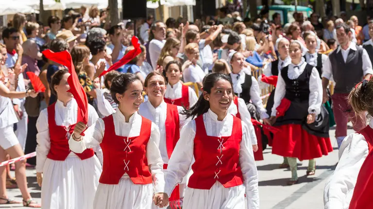 Baile de la Era en la plaza de los Fueros de Estella tras el chupinazo (31). IÑIGO ALZUGARAY