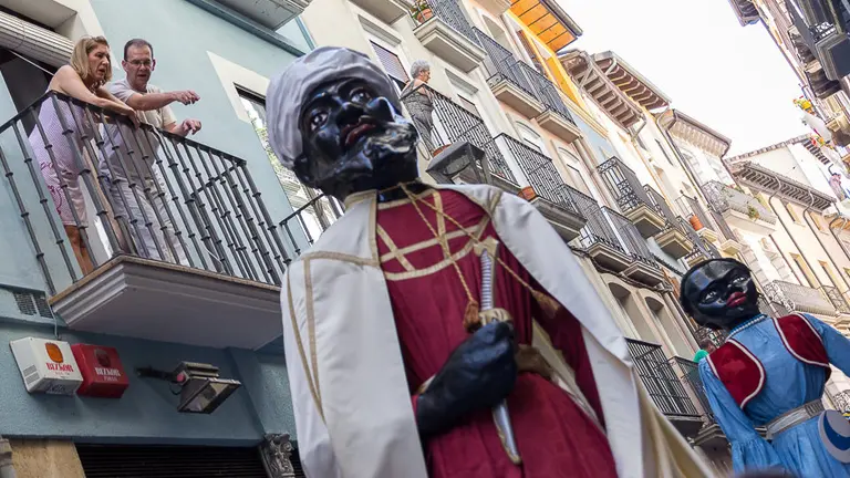 Salida de la comparsa de Gigantes y Cabezudos de Estella (2). IÑIGO ALZUGARAY