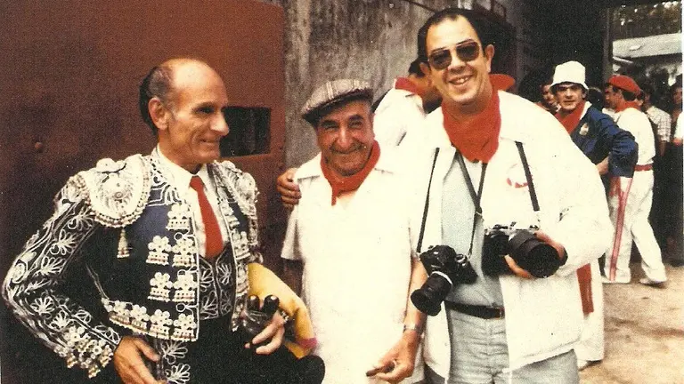 El prestigioso fotógrafo Juan Gómez, Juanito, antes de uno de los paseíllos sanfermineros con el puntillero Agapito IMAGEN CEDIDA