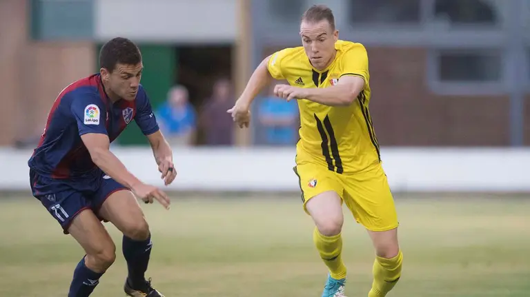 Carlos Clerc durante uno de los lances del amistoso disputado entre Osasuna y Huesca en Almudévar CA OSASUNA