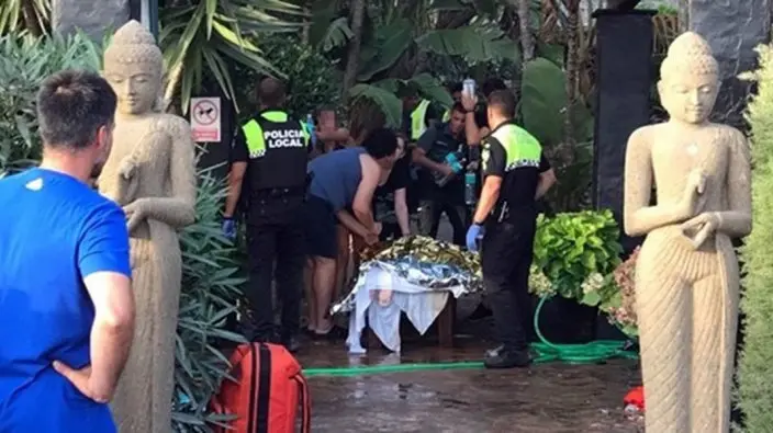 Los servicios médicos atienden a uno de los heridos tras la explosión de la cocina del hotel 100% Fun en Tarifa. Foto: Tarifaaldia / Miguel Temprano