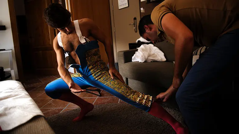 El torero de Cintruénigo, Javier Marín, se ciñe su traje de luces en un hotel horas antes del comienzo de su primera tarde como matador en Estella. MIGUEL OSÉS (8)