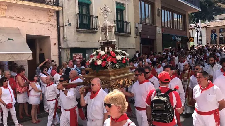 Estella en su tercer día de fiestas sale en Procesión junto a su patrón San Andrés por las calles de la ciudad. NAVARRA.COM