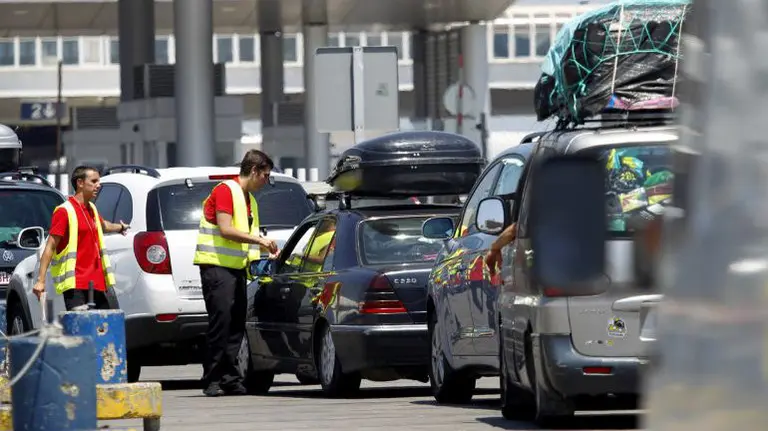 Vehículos esperando a entrar en el puerto de Algeciras EFE