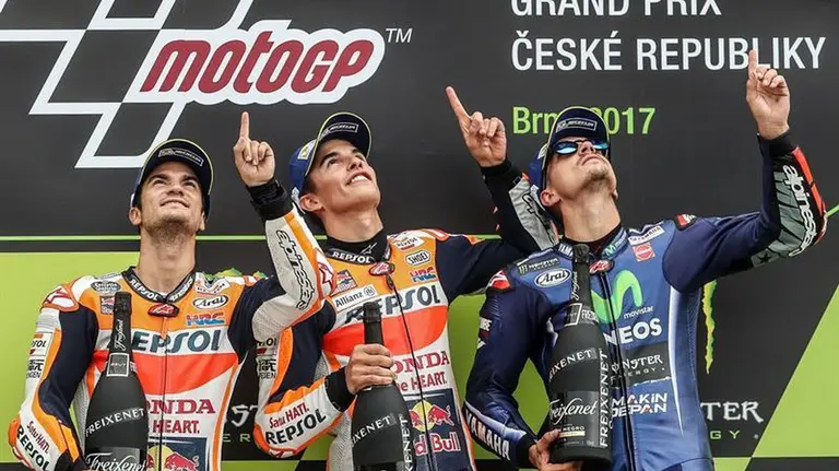 Pedrosa, Márquez y Viñales señalan al cielo en homenaje a Ángel Nieto EFE