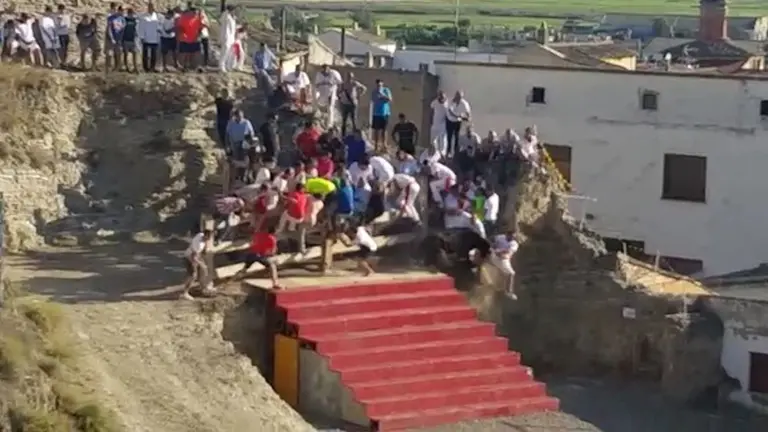 Una vaca embiste a un grupo de personas que se encontraban en el recorrido durante el primer encierro del estrecho en Arguedas CEDIDA