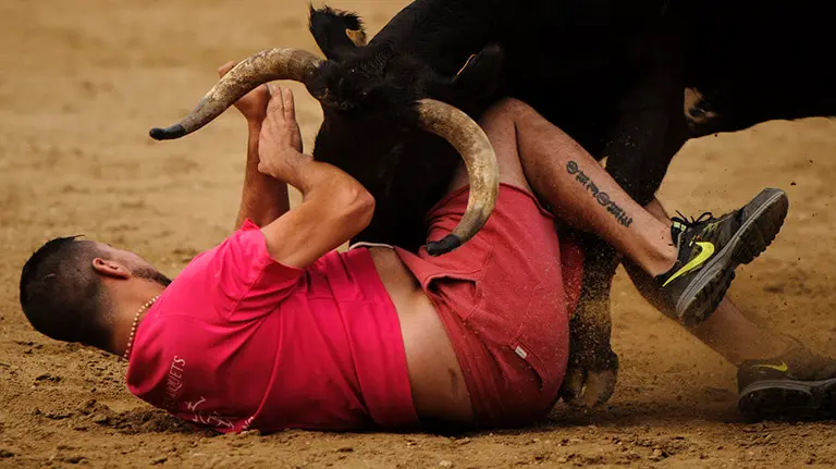 El premio al mejor recorte anima a la gente a saltar a las vaquillas posteriores al encierro. MIGUEL OSÉS_9