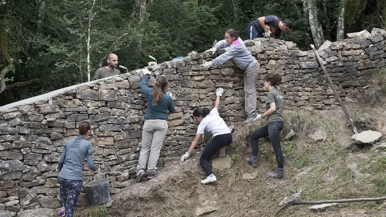 Varios j&oacute;venes colaboran en la restauraci&oacute;n dle cementerio de Botellas