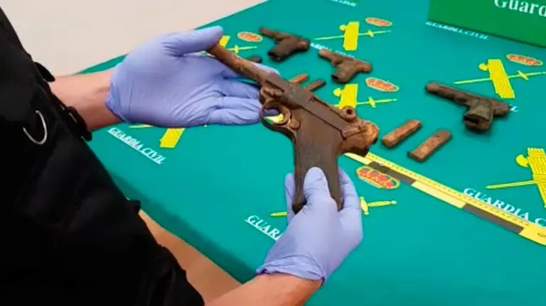Armas de la Guerra Civil encontradas en el r&iacute;o Bidasoa. GC