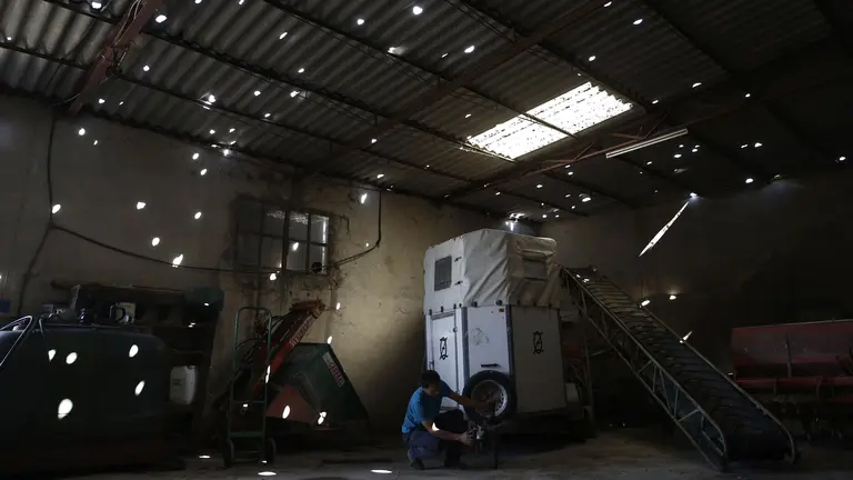 GRA099. LIÉDENA (NAVARRA), 08/08/2017.- Aspecto que presenta el tejado de uralita de una nave de la localidad navarra de Liédena agujereado tras la fuerte tormenta que ha azotado esta noche el pueblo y donde sus vecinos no recuerdan haber visto nunca el granizo, que alcanzaba el tamaño de un huevo. EFE/Jesús Diges