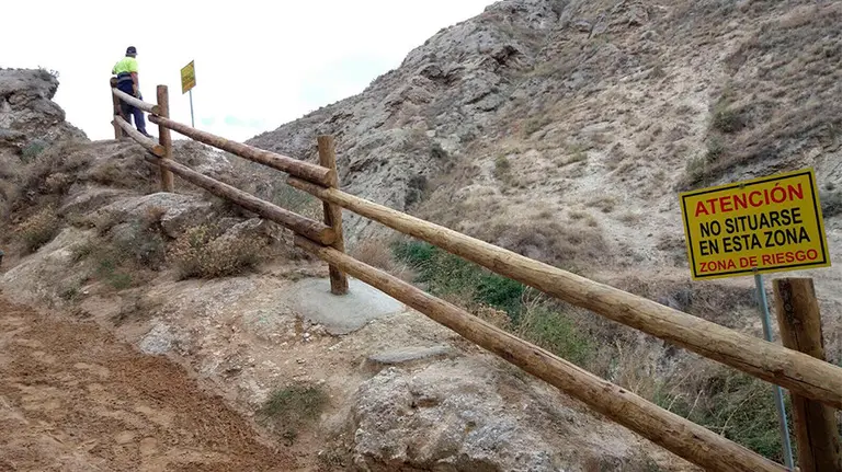 Uno de los carteles colocados a lo largo del recorrido del Pilón en Falces, como medida de este año