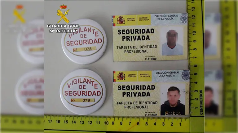 Los carnés que hacía el falso vigilante a sus supuestos empleados. Guardia Civil