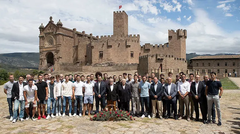 Osasuna visita Javier para presentar su ofrenda al patrón de Navarra. OSASUNA