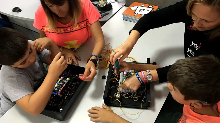 Varios niños con autismo reciben una clase de robótica en la Escuela de Verano de ANA. CEDIDA