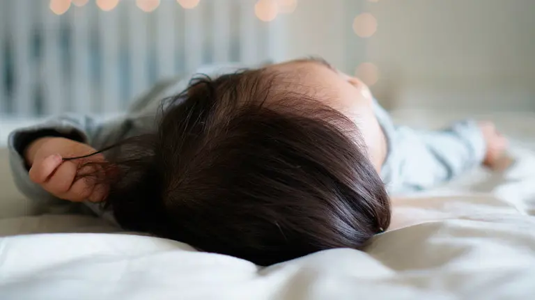 Foto de una bebé dormida en una cama. ARCHIVO.