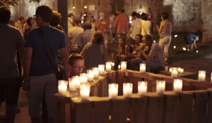 La muralla a la luz de las velas