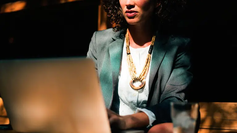 Una mujer trabajando con su ordenador portátil. ARCHIVO