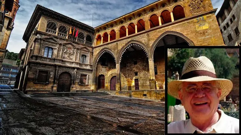 El periodista navarro Ram&oacute;n Mur y la Plaza de Espa&ntilde;a de Alca&ntilde;iz. ARCHIVO