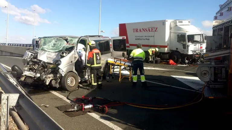 Estado en el que ha quedado la furgoneta en la que viajaban las dos menores navarras. EP