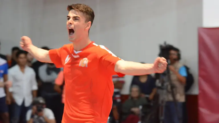Iker Espinal en el momento de proclamarse campeón del mundo sub-22 de Frontball FEDERACIÓN INTERNACIONAL DE PELOTA VASCA