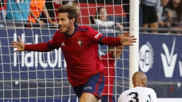 El delantero de Osasuna Xisco celebra el gol conseguido durante el partido amistoso de pretemporada que han disputado frente al Eibar en el estadio de El Sadar. EFE/Jesús Diges